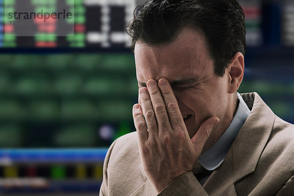 Geschäftsmann weint an der Börse