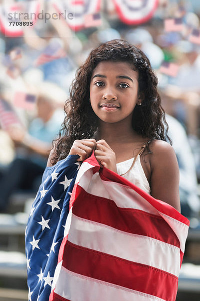 Mädchen bei der Rallye in amerikanische Flagge gehüllt