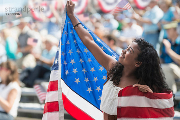 Mädchen bei der Rallye mit amerikanischer Flagge