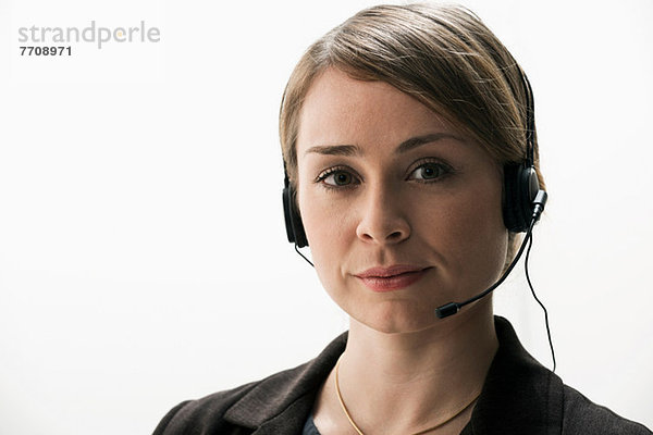 Portrait der Geschäftsfrau mit Telefon-Headset