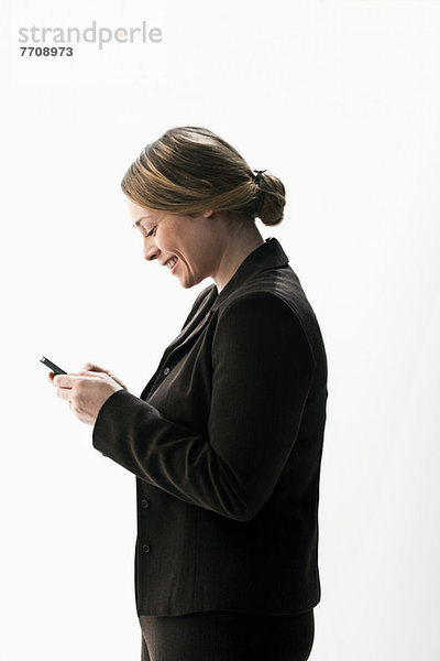 Geschäftsfrau texten auf dem Smartphone
