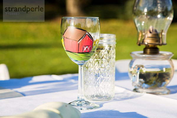 Handbemaltes Weinglas auf Tisch