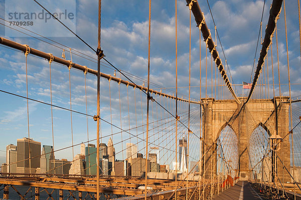 Brooklyn Bridge und Stadtsilhouette