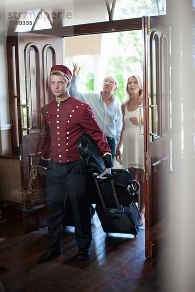 Bellhop mit Gepäck im Hotel