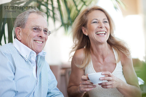 Älteres Paar beim gemeinsamen Kaffeetrinken