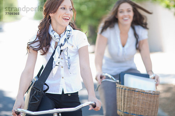 Fahrradfrauen im Park