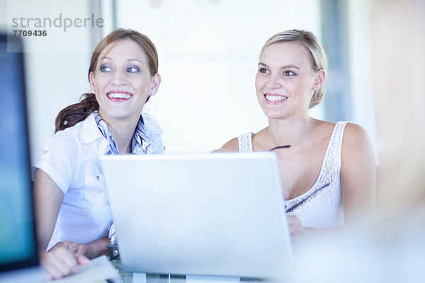 Geschäftsfrauen arbeiten am Laptop