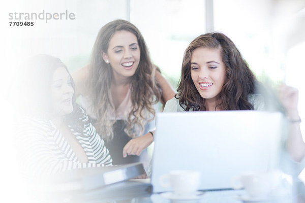 Geschäftsfrauen mit Laptop am Schreibtisch