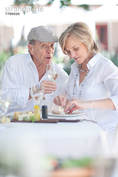 Älteres Paar beim gemeinsamen Essen im Freien