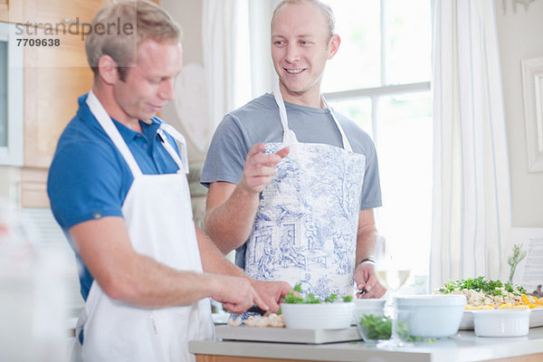 Männer kochen gemeinsam in der Küche