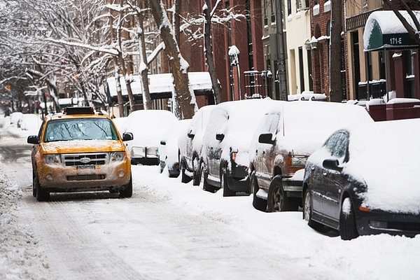 Taxifahren auf verschneiter Stadtstraße