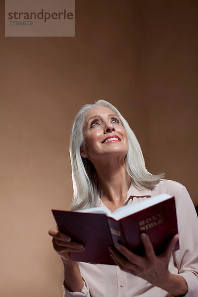 Ältere Frau liest Bibel