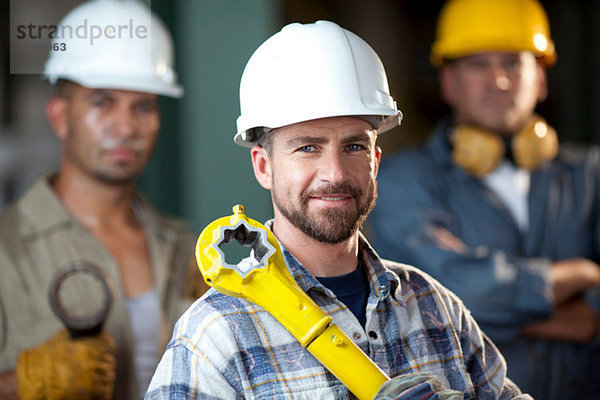 Industriearbeiter lächelnd im Betrieb