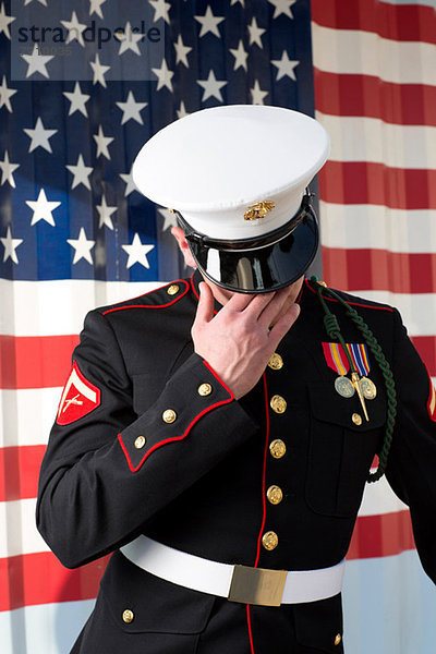 Servicemann im Kleid blau von US-Flagge