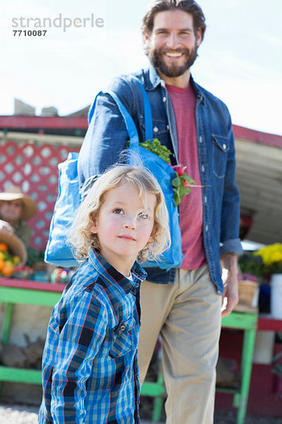 Vater und Sohn auf dem Bauernmarkt