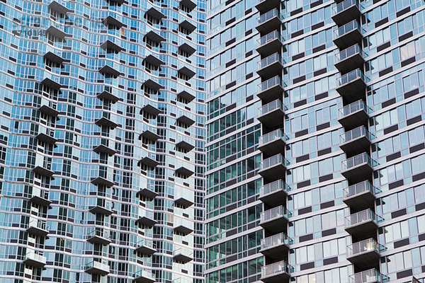 Glaswolkenkratzer auf der Stadtstraße