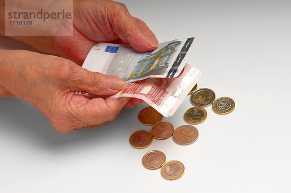 Ältere Frau zählt Euro