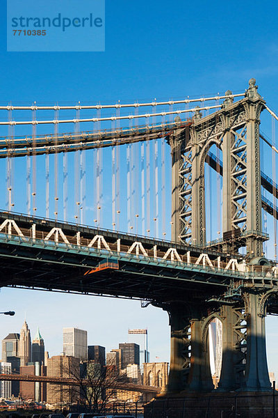 Manhattan Bridge und Stadtsilhouette