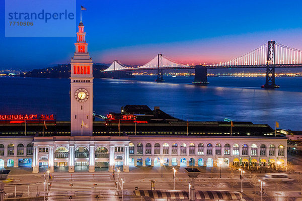 San Francisco Gebäude und Brücke bei Nacht
