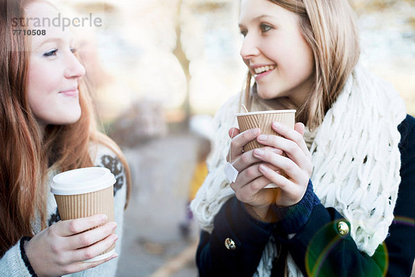 Frauen beim gemeinsamen Kaffee im Freien