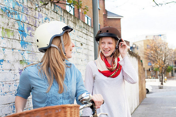 Frauen auf Fahrrädern auf der Stadtstraße