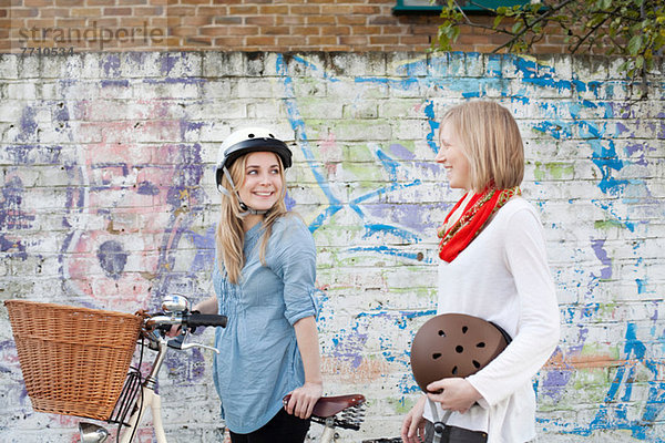 Frauen auf Fahrrädern auf der Stadtstraße