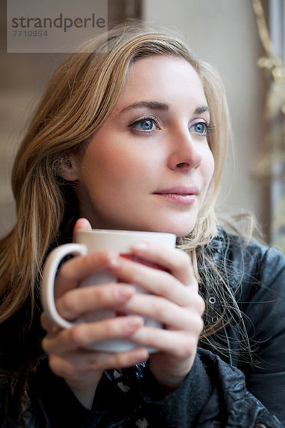 Frau bei einer Tasse Kaffee im Cafe