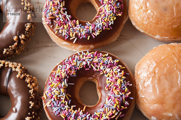 Nahaufnahme von dekorierten Donuts