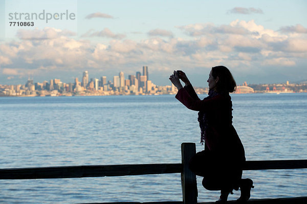 Frau beim Fotografieren der Skyline von Seattle