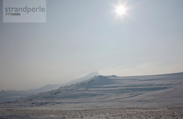 Sonnenschein über verschneiter Landschaft