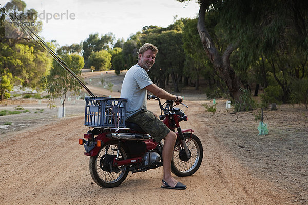 Mann  Korb  fahren  Motorrad  Australien