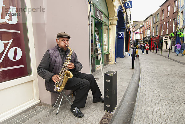 Mann  Straße  Spiel  vorwärts  Irland  Saxophon