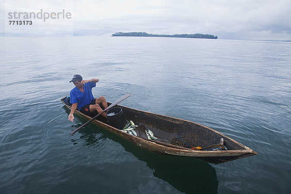 Mann Boot Kanu angeln Panama