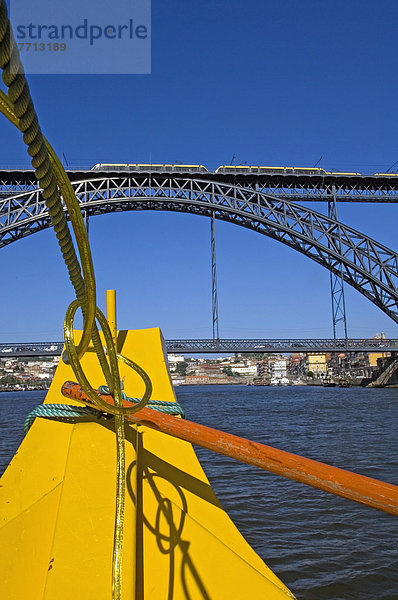 passen  gelb  unterhalb  Boot  Brücke  Fluss  Kreuzfahrtschiff  Douro