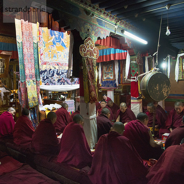 sitzend Nachthemd Boden Fußboden Fußböden rot China Mönch Tibet