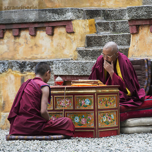 sitzend  Zusammenhalt  Wand  innerhalb  2  China  Mönch  Lhasa  Kloster  Tibet