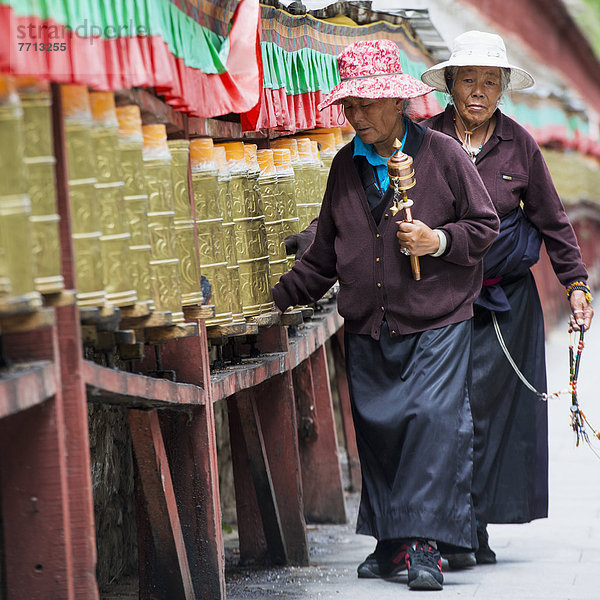 Zusammenhalt Stützrad Frau gehen Palast Schloß Schlösser vorwärts China Potala Palast Gebet Tibet