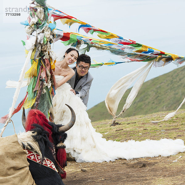 fliegen  fliegt  fliegend  Flug  Flüge  Pose  Braut  Bräutigam  Wind  unterhalb  Fahne  China  Gebet  Tibet