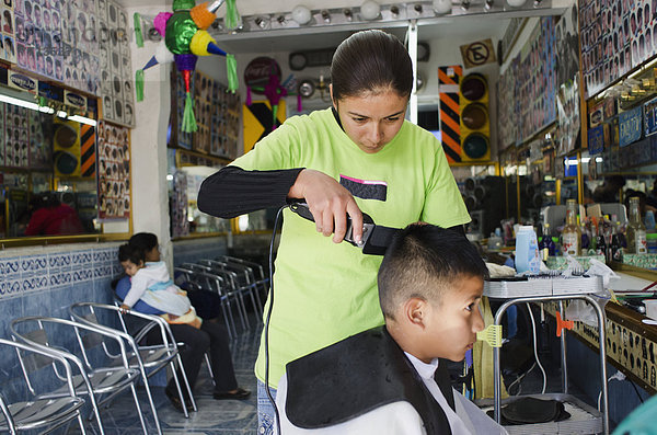 Junge - Person  Mexiko  jung  Frisur  Frisuren  Schnitt  Schnitte  Haarschnitt  Haarschnitte  bekommen  Guanajuato  Haar  San Miguel de Allende