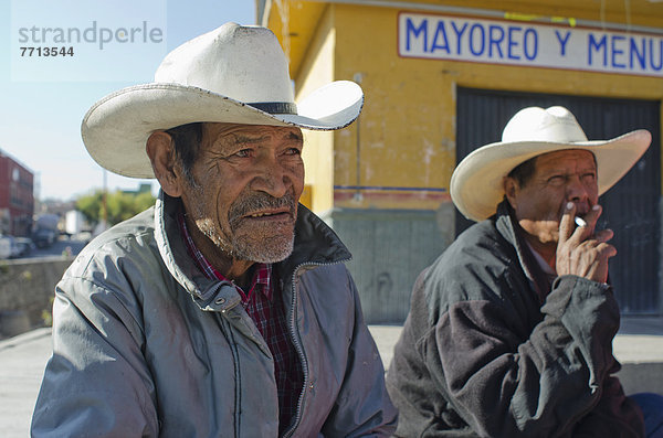 Außenaufnahme  sitzend  Senior  Senioren  Mann  Laden  Mexiko  2  Guanajuato  San Miguel de Allende  Großhandel