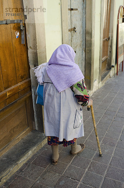 Senior  Senioren  Spazierstock  Stock  Frau  gehen  Weg  Mexiko  Guanajuato