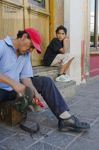 sitzend Mann Junge - Person Messer Mexiko jung Seitenansicht Guanajuato