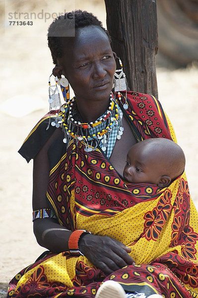 nahe  Farbaufnahme  Farbe  Frau  halten  Stoff  Baby  Kenia  Tragetuch  Volksstamm  Stamm