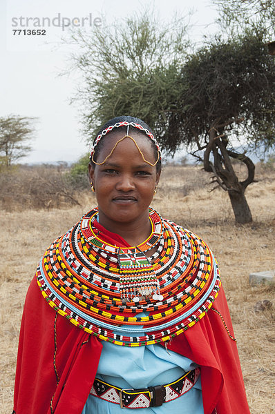 Farbaufnahme  Farbe  Frau  Kleidung  verziert  Halskette  Kette  Perlenschnur  Kenia  Collier  Volksstamm  Stamm