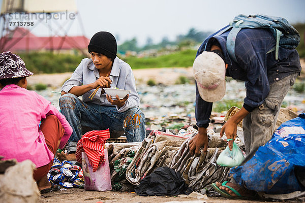 Mann  Großstadt  Pause  Abfall  Gericht  Mahlzeit  Mülldeponie  Kambodscha