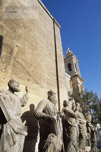 Außenaufnahme Kirche Statue Gozo