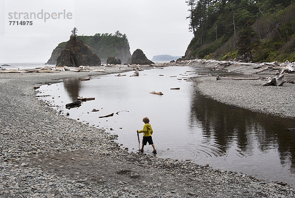 gehen  Strand  Junge - Person  klein  Wald  Olympische Spiele  Olympiade  Rubin  Lagune