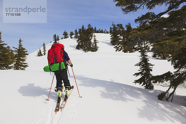 überqueren  Skifahrer  folgen  See  Kabine  Ländliches Motiv  ländliche Motive  Kreuz