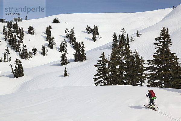 überqueren  Skifahrer  folgen  See  Kabine  Ländliches Motiv  ländliche Motive  Kreuz