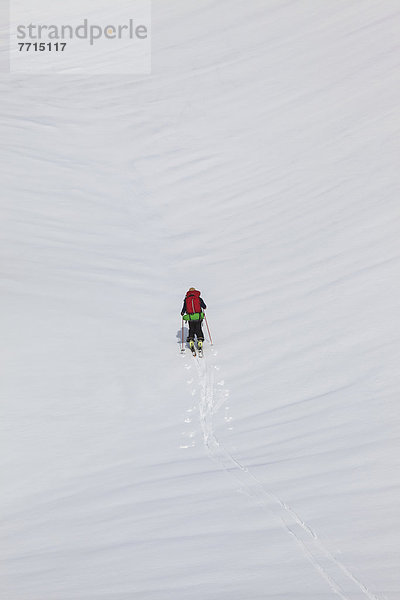 überqueren  Skifahrer  folgen  See  Kabine  Ländliches Motiv  ländliche Motive  Kreuz